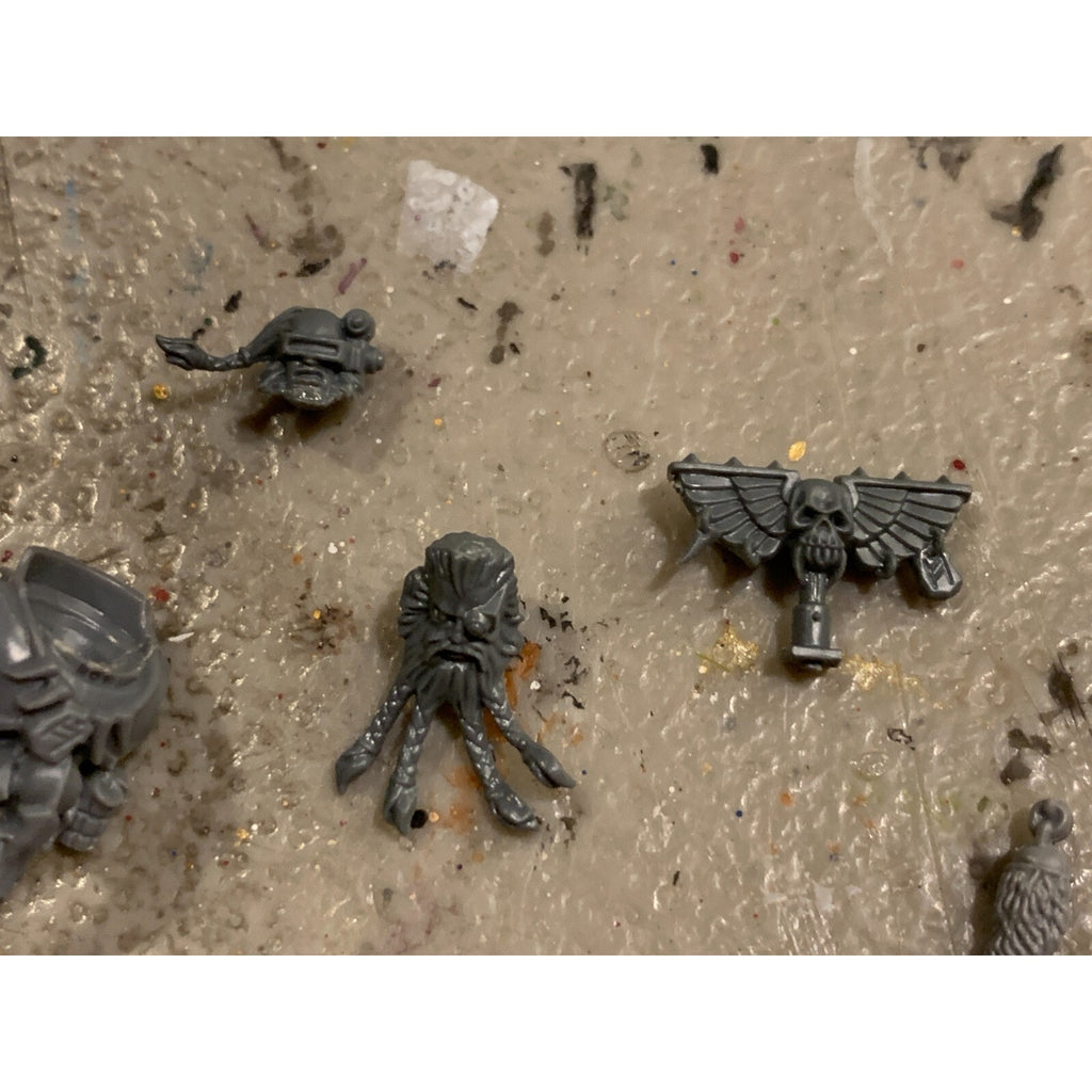 A23191 WARHAMMER 40K SPACE MARINES BITS LOT SPACE WOLVES TAILS AXE KNIVES HEAD