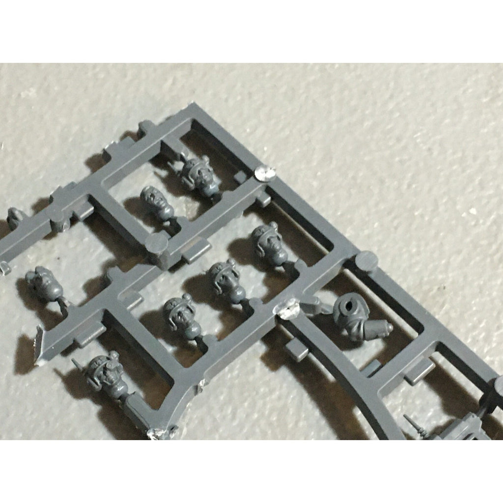A20989 WARHAMMER 40K ASTRA IMPERIAL GUARD BITS ON SPRUE LOT SCIONS HEADS ACCESSO
