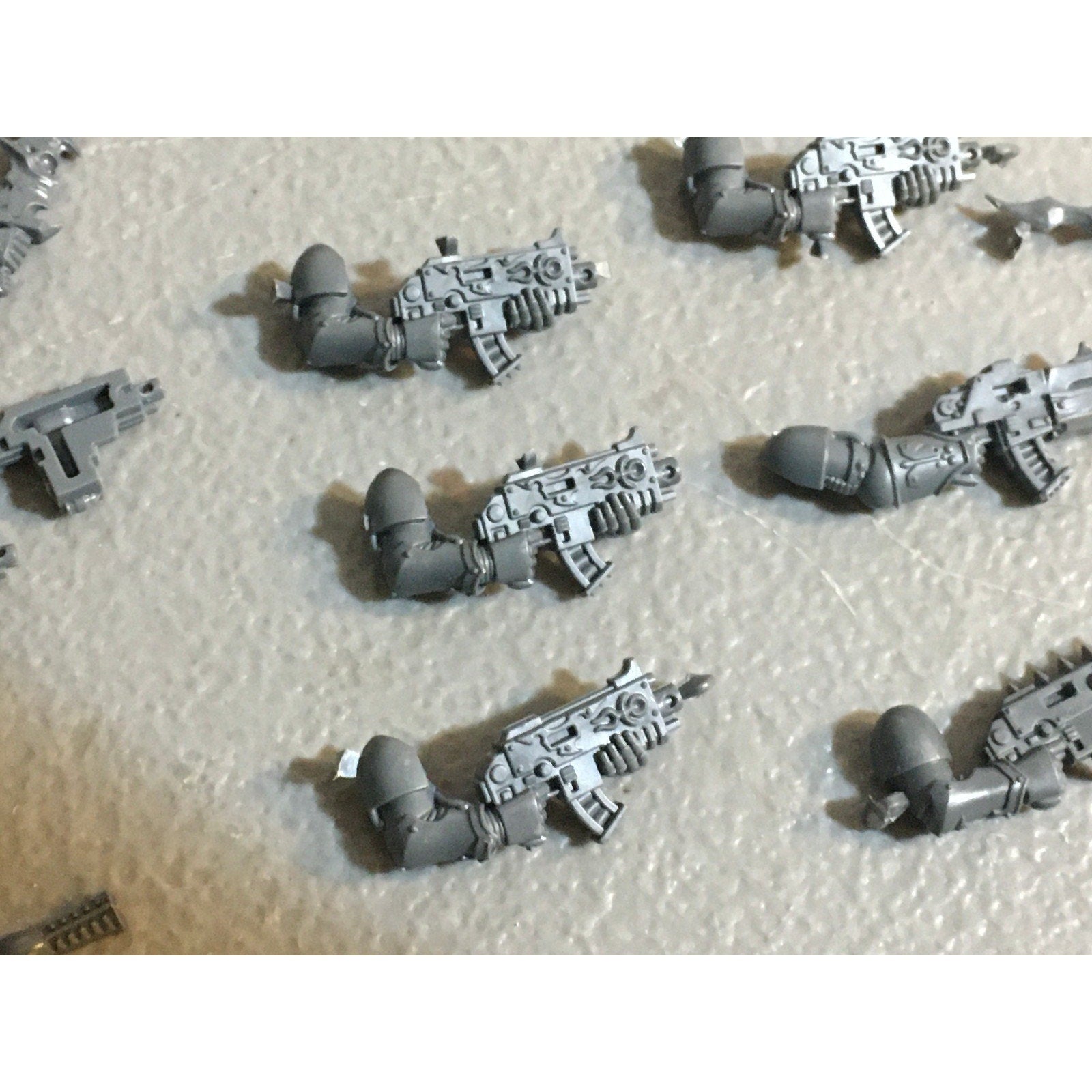 A31461 WARHAMMER 40K CHAOS DEATH GUARD BITS LOT BOLTER LEGS PLAGUE KNIFE GW