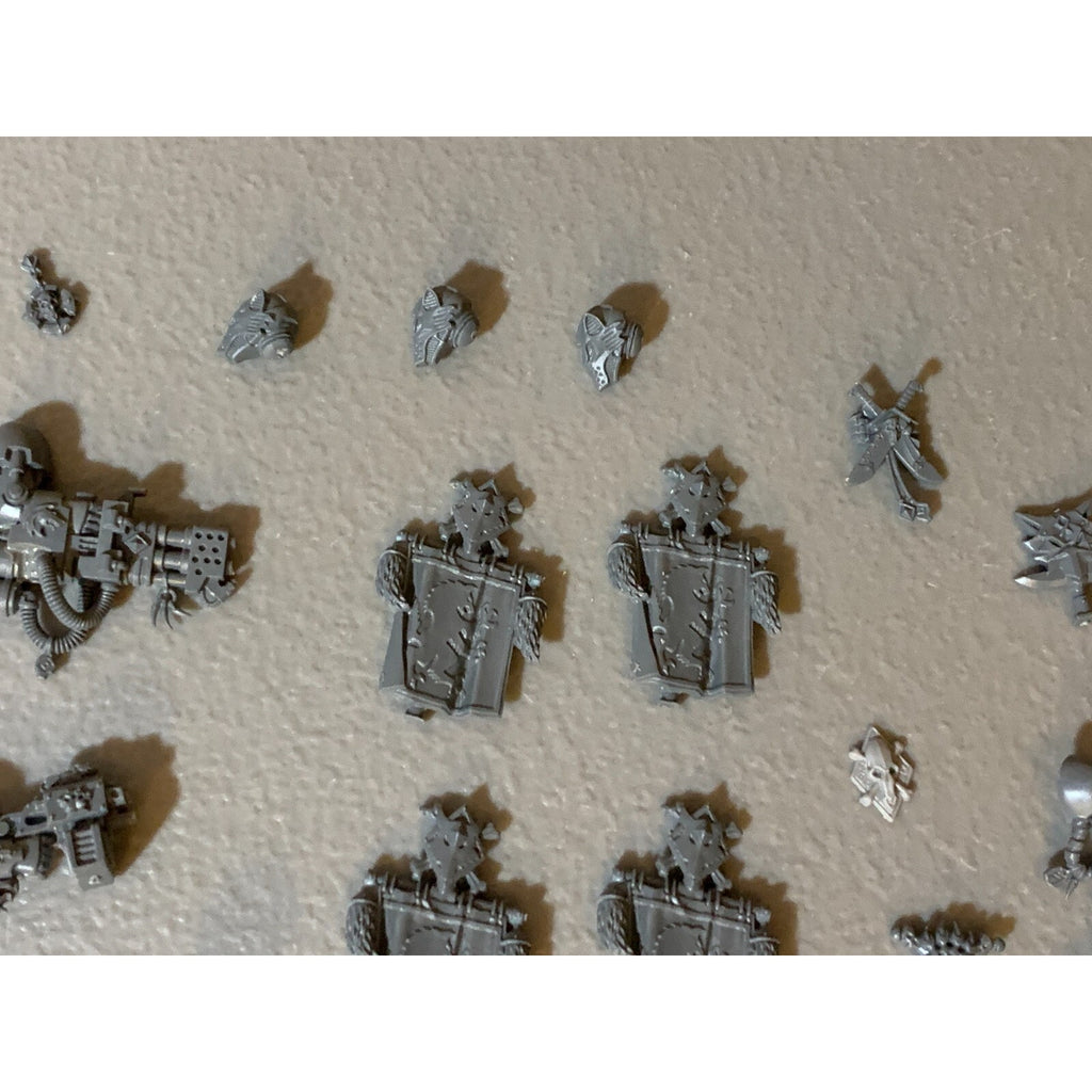 A23060 WARHAMMER 40K MARINES SPACE WOLVES HUGE BITS LOT HEADS ARMS HAMMERS GUNS