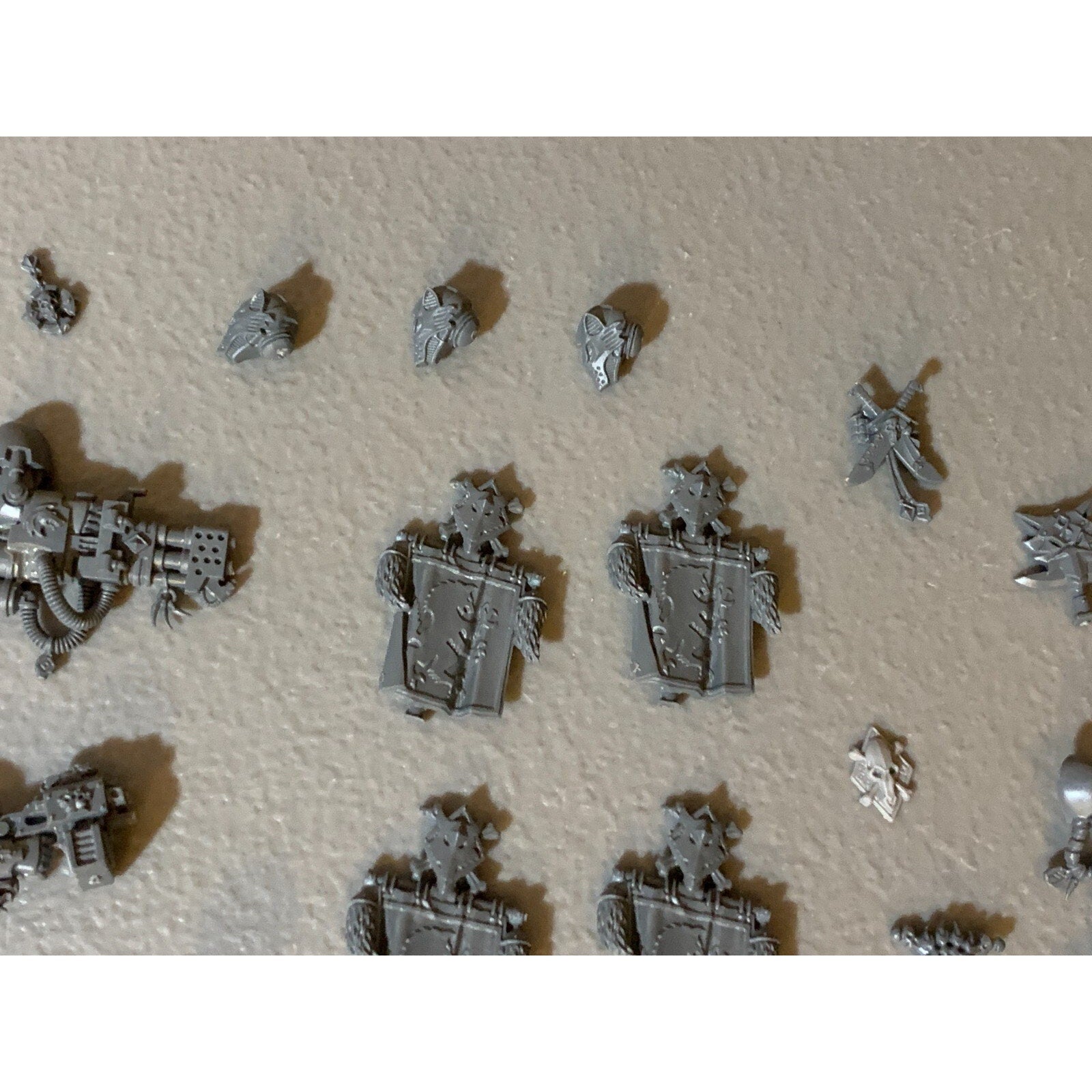 A23060 WARHAMMER 40K MARINES SPACE WOLVES HUGE BITS LOT HEADS ARMS HAMMERS GUNS