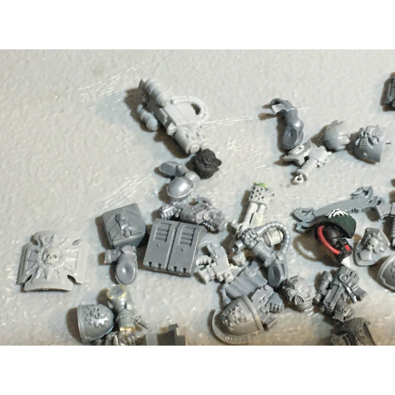 A24528 WARHAMMER 40K SPACE MARINES BITS LOT MIXED HEADS ARMS TANK GW