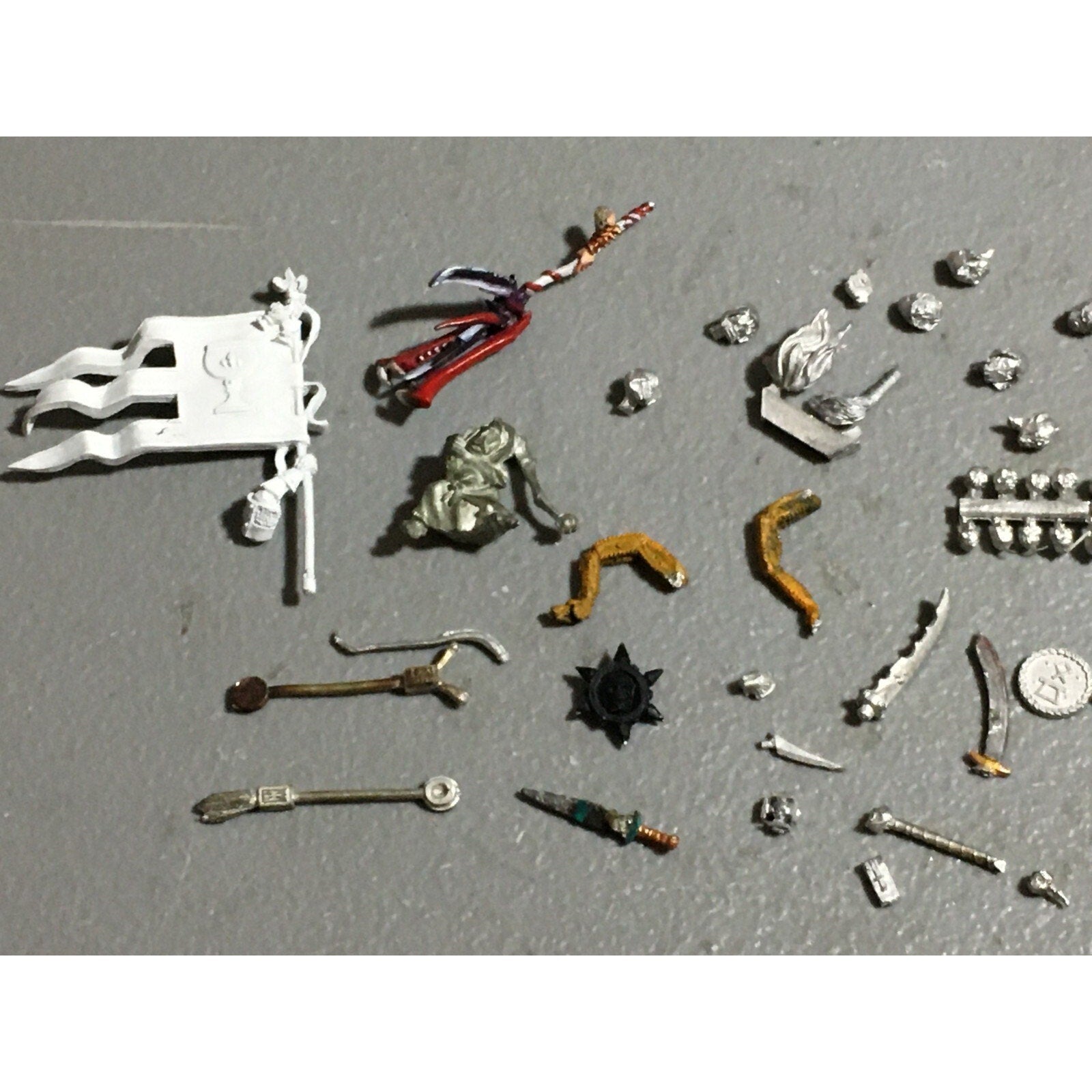 A22408 WARHAMMER FANTASY MIXED METAL BITS LOT HEADS ARMS WEAPONS GW