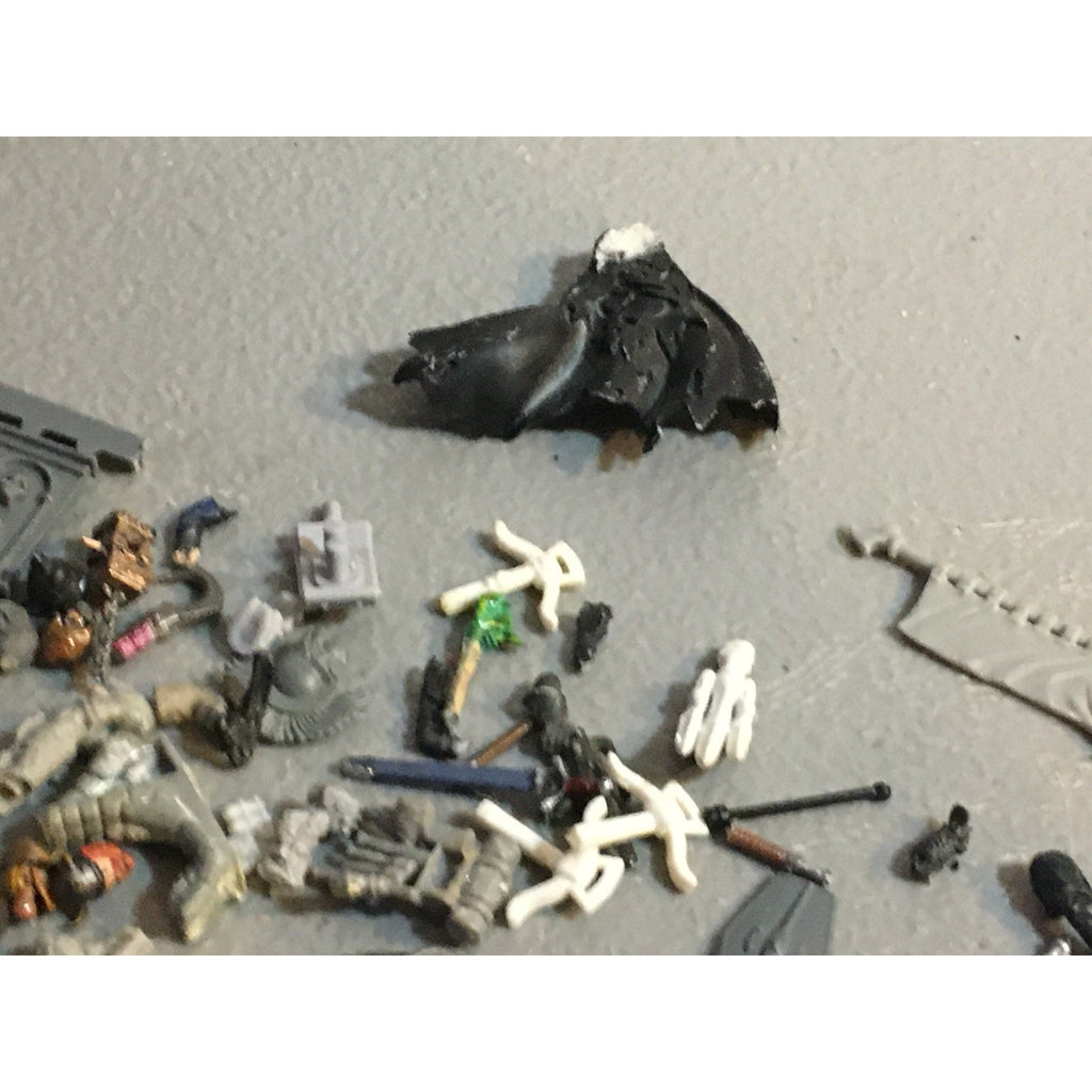 A32579 UNKNOWN PLASTIC MINIATURES BITS LOT FANTASY SCI-FI FUTURISTIC