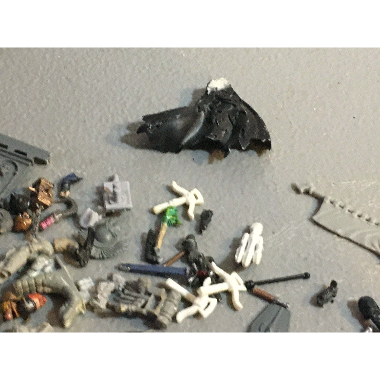 A32579 UNKNOWN PLASTIC MINIATURES BITS LOT FANTASY SCI-FI FUTURISTIC