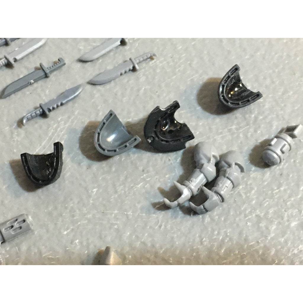 A33584 WARHAMMER 40K SPACE MARINES BITS LOT MIXED KNIFE CHEST MELTA GW
