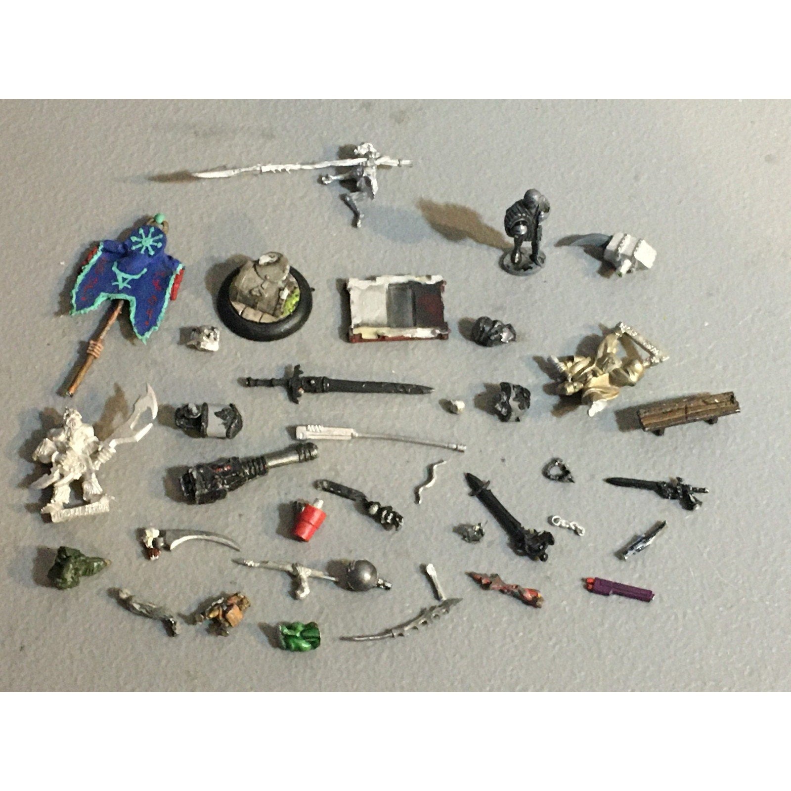 A32591 UNKNOWN MINIATURES METAL BITS LOT SWORD WEAPONS BANNER BENCH