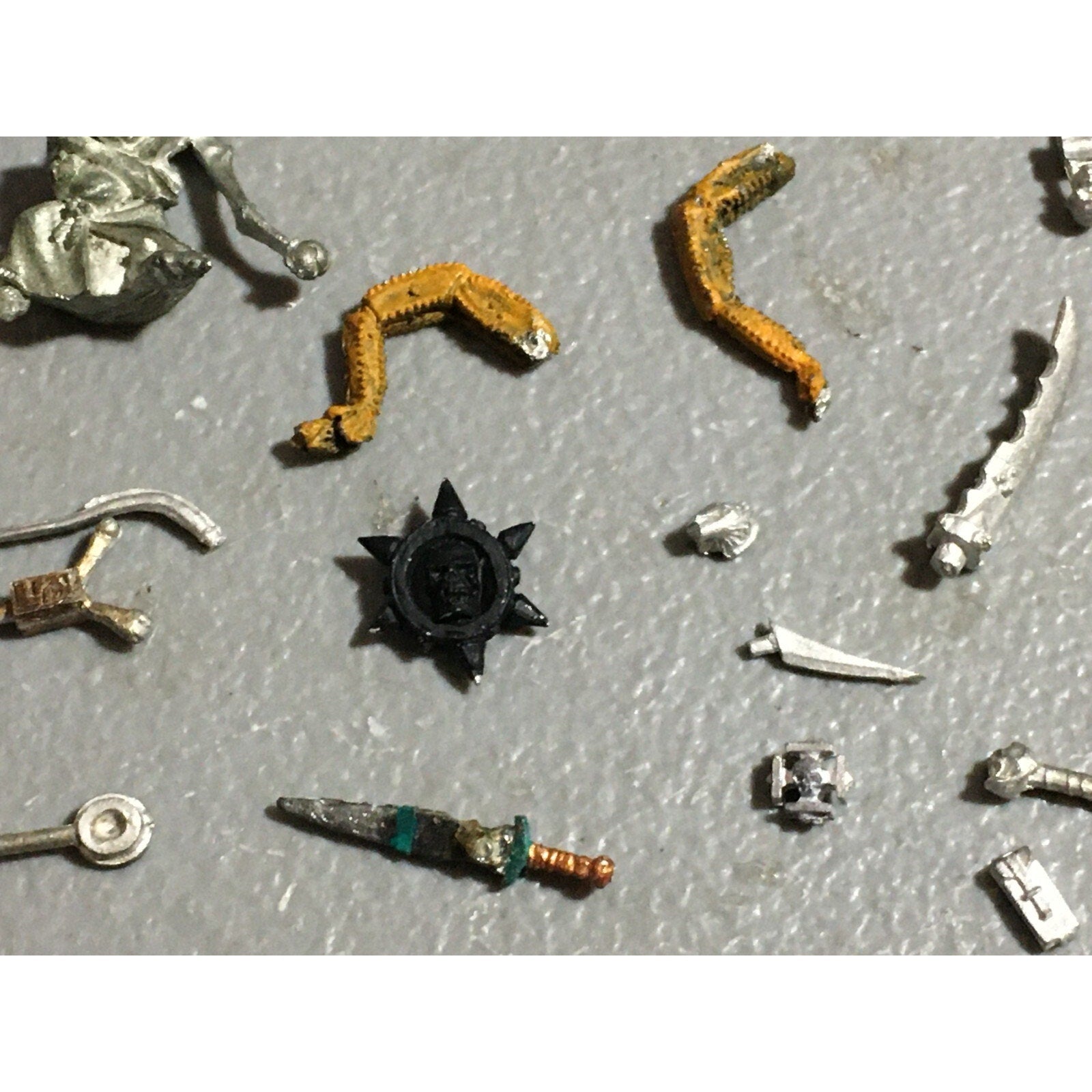A22408 WARHAMMER FANTASY MIXED METAL BITS LOT HEADS ARMS WEAPONS GW