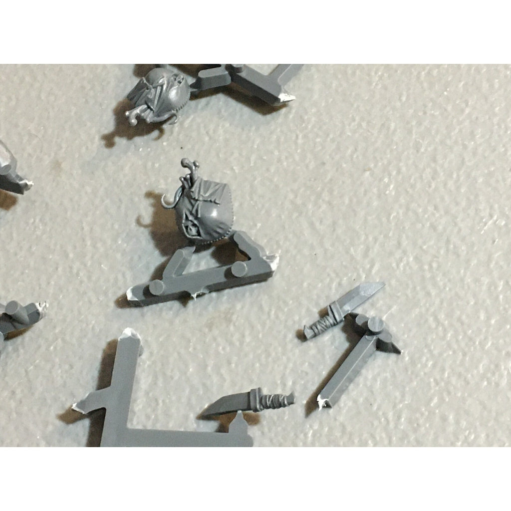 A23589 WARHAMMER AOS FANTASY OGRE KINGDOMS MAWTRIBES BITS ON SPRUE LOT ARMS EXTR