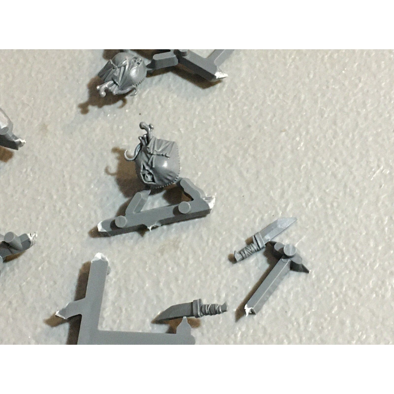 A23589 WARHAMMER AOS FANTASY OGRE KINGDOMS MAWTRIBES BITS ON SPRUE LOT ARMS EXTR