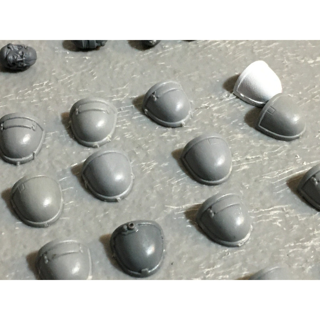 A23084 WARHAMMER 40K SPACE MARINES BITS LOT MIXED SHOULDER HEADS GAMES WORKSHOP