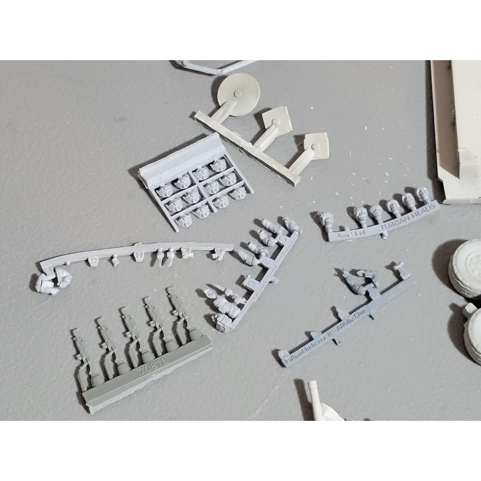 A17898 UNKNOWN TANK LOT BITS GUNS HEADS FUTURISTIC SCI-FI BATTLE