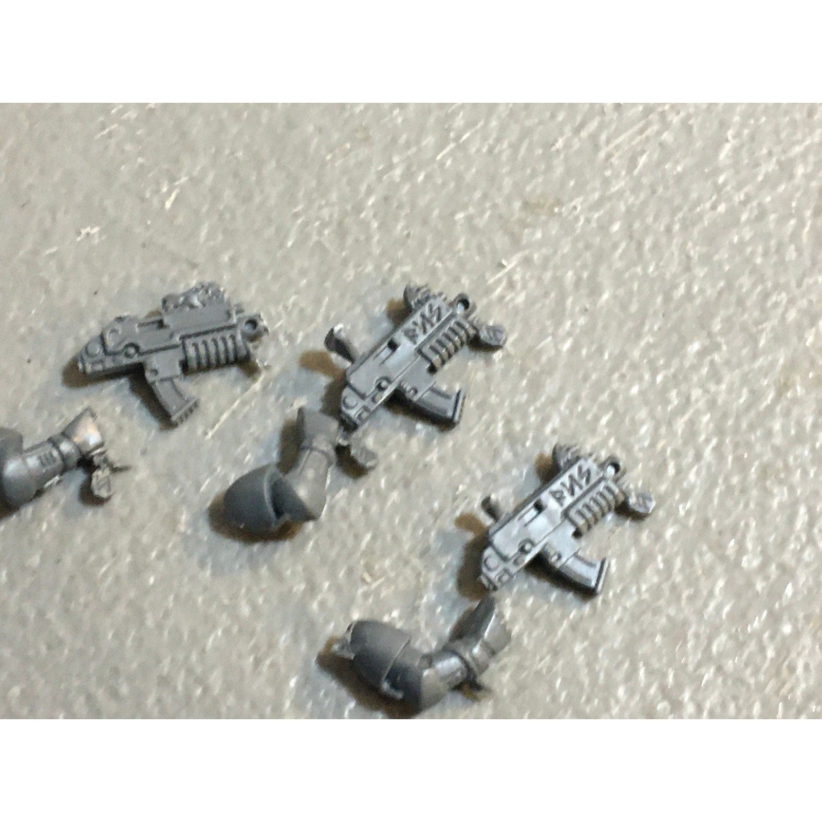 A29737 WARHAMMER 40K SPACE MARINES WOLVES BITS LOT BOLTERS PLASMA AXE ARMS GW
