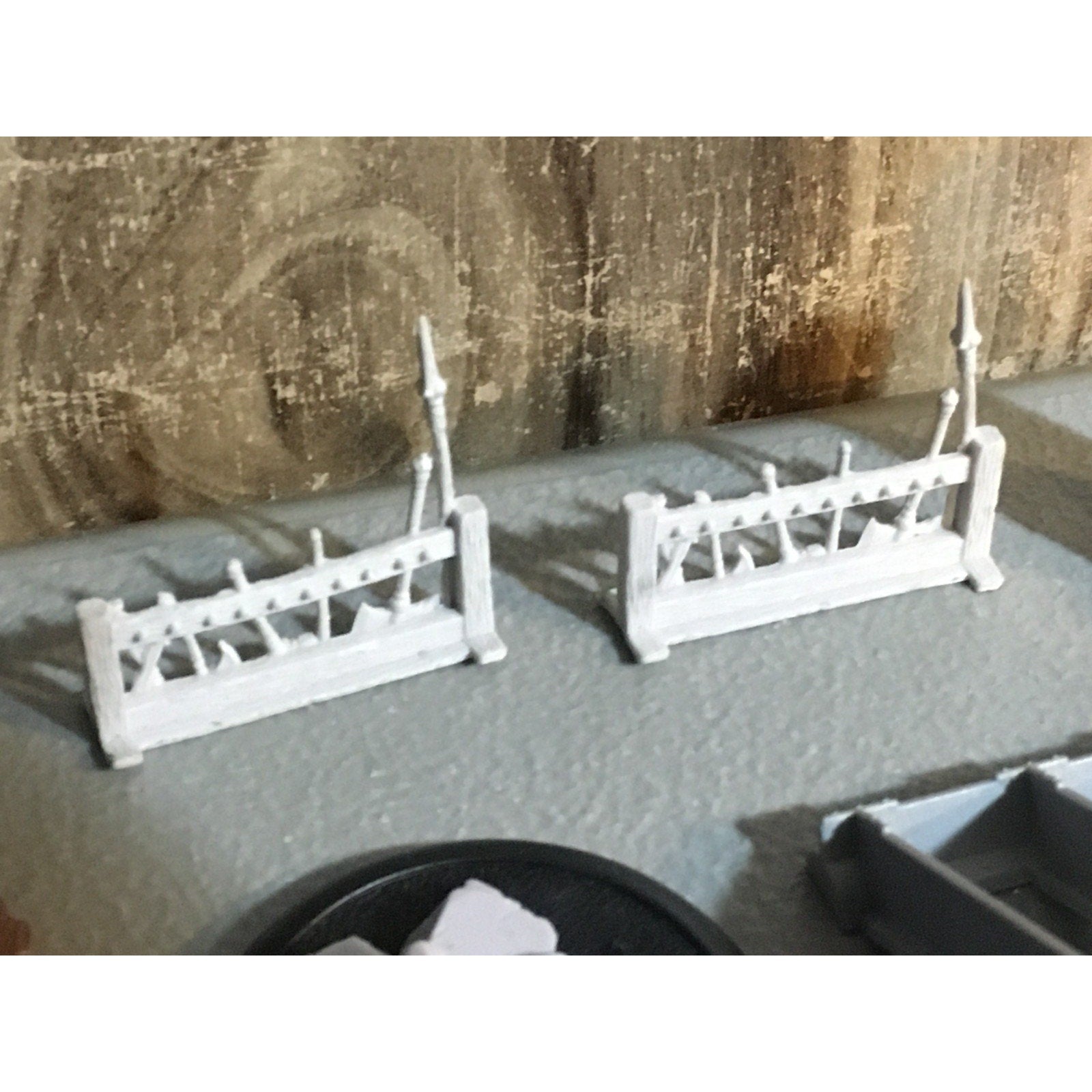A32576 UNKNOWN MINIATURES PLASTIC TERRAIN LOT STATUE WEAPON RACK WALL LAMP POST