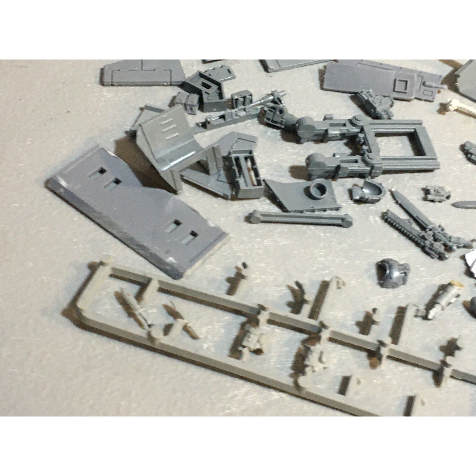 A24530 WARHAMMER 40K SPACE MARINES BITS LOT TANK ARMS OATHS GW