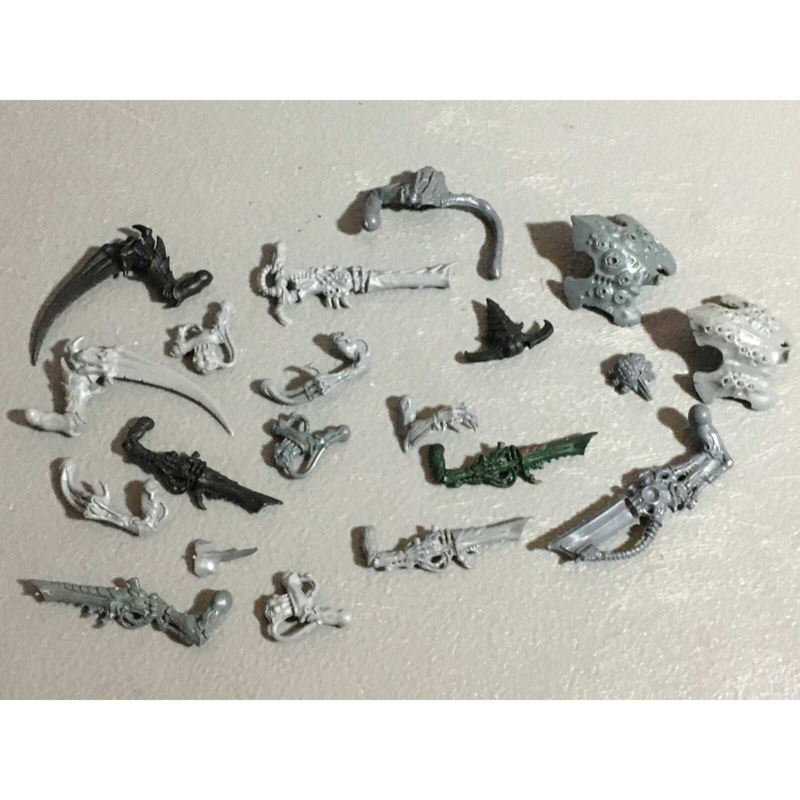 A22317 WARHAMMER 40K TYRANIDS BITS LOT MIXED GAMES WORKSHOP GW