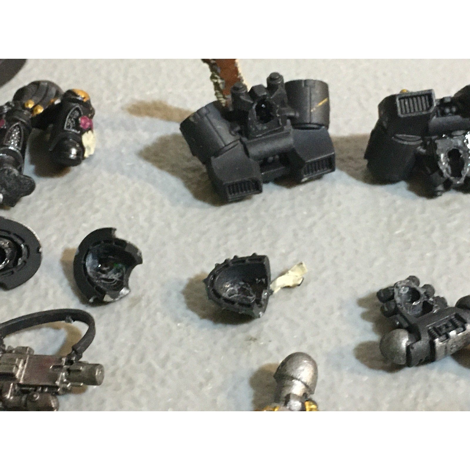 A33581 WARHAMMER 40K SPACE MARINES BITS LOT JUMP LEGS CHEST ARMS GW