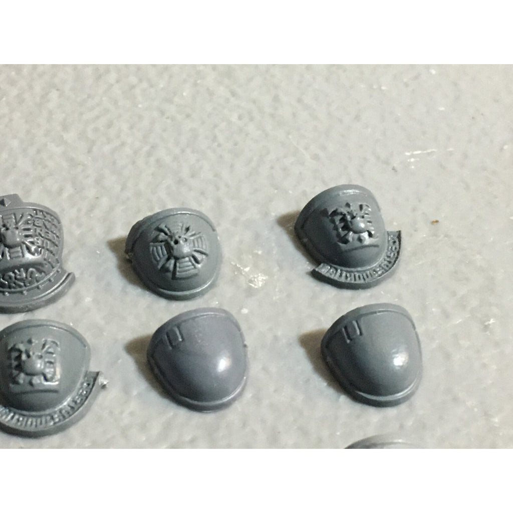 A22982 WARHAMMER 40K SPACE MARINES BITS LOT SHOULDER PADS GW GAMES WORKSHOP