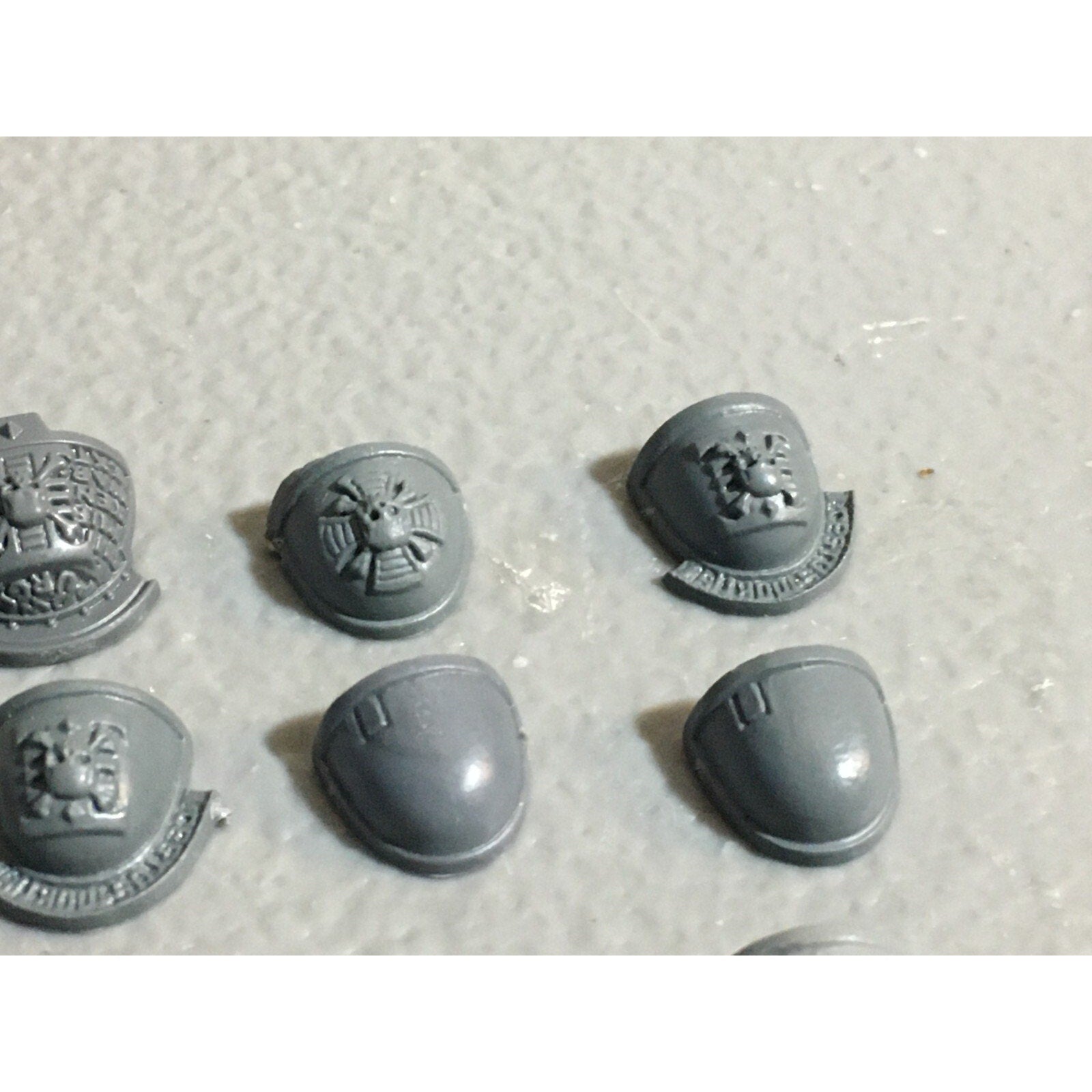 A22982 WARHAMMER 40K SPACE MARINES BITS LOT SHOULDER PADS GW GAMES WORKSHOP