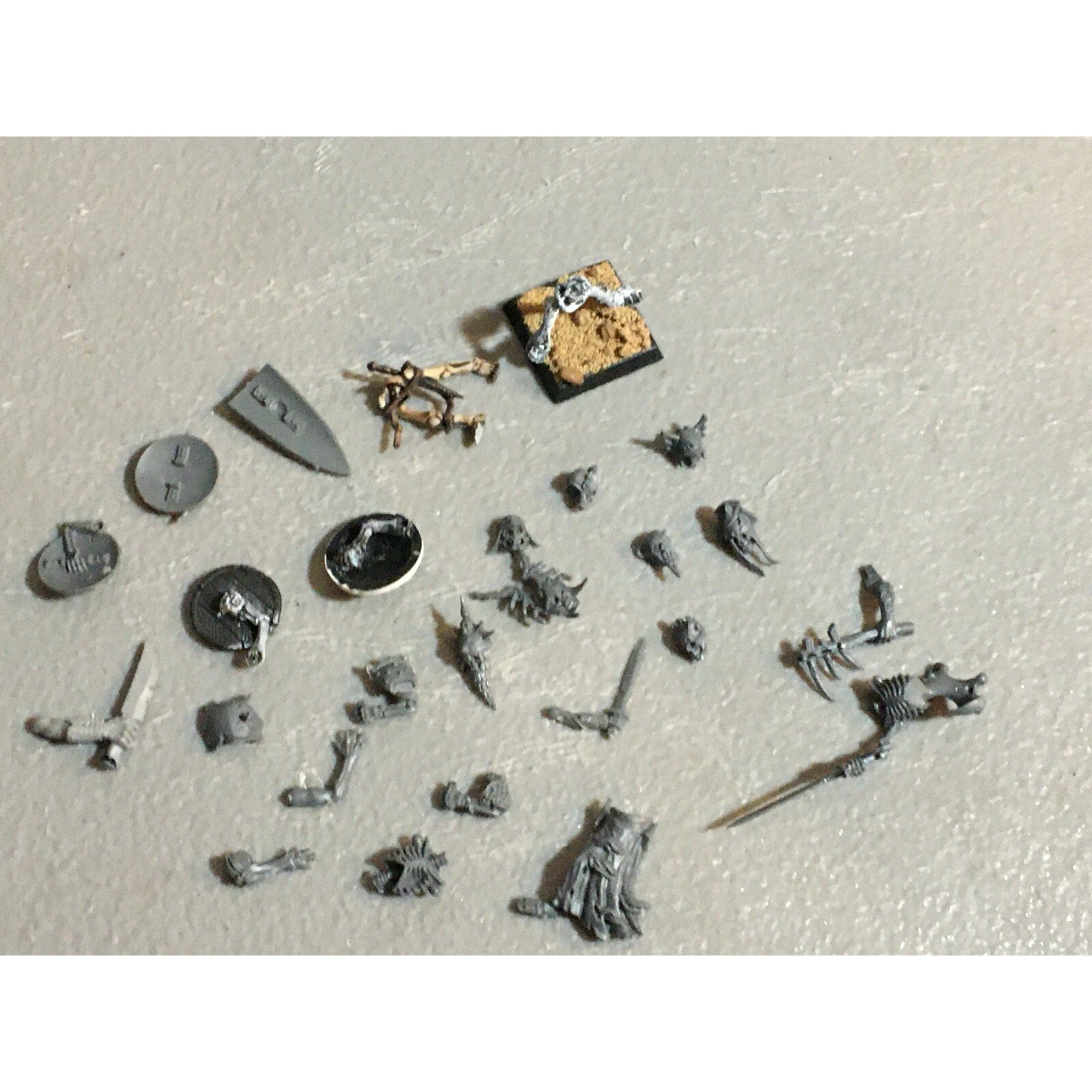 A23230 WARHAMMER FANTASY UNDEAD VAMPIRE COUNTS BITS LOT SKELETON SHIELD HEADS GW