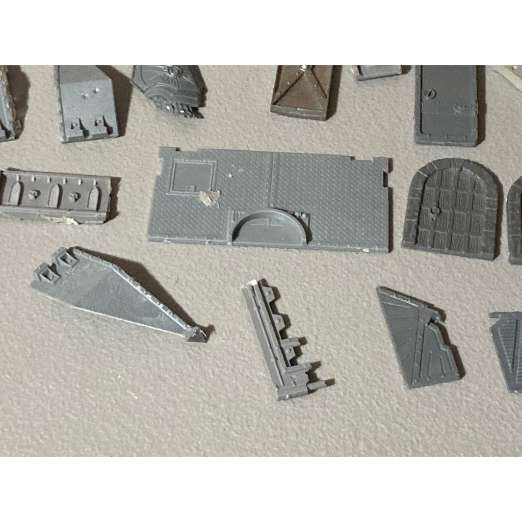 A19165 WARHAMMER 40K LARGE TERRAIN BITS LOT DOORS DROP POD SPACE MARINES TANK