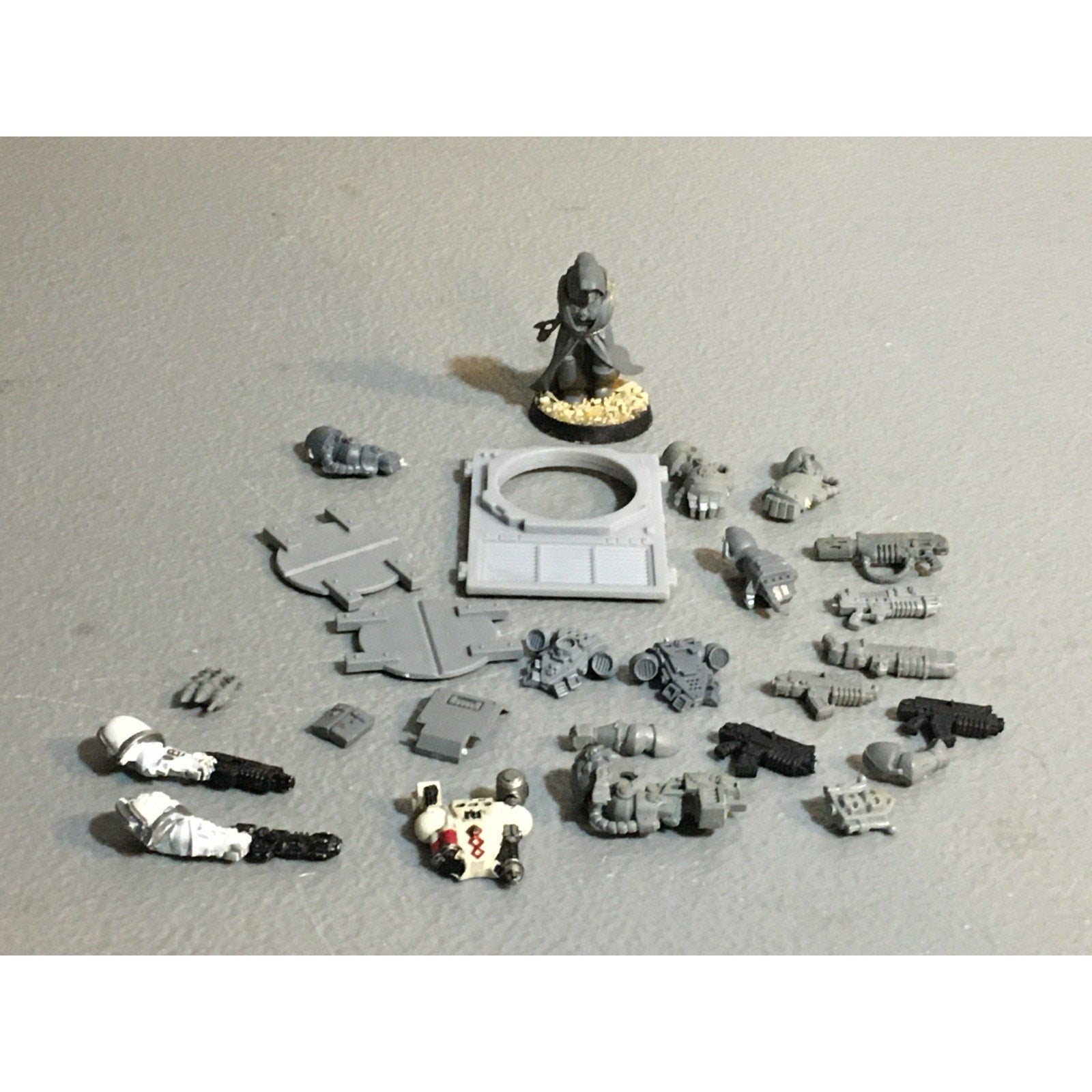 A25111 WARHAMMER 40K SPACE MARINES BITS LOT POWERFIST GUNS BACKPACK GW