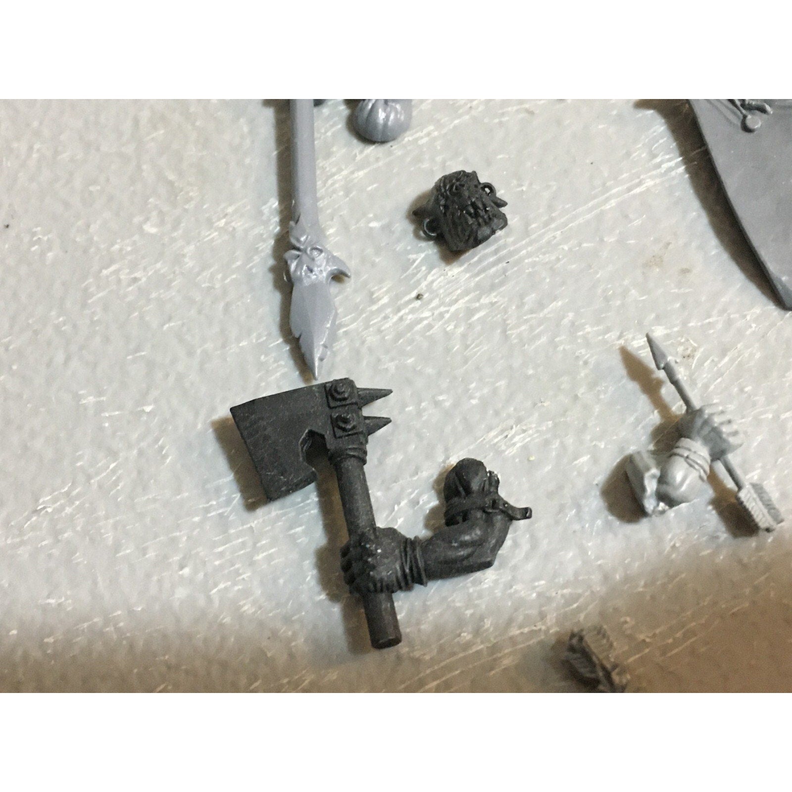A23434 WARHAMMER FANTASY ORCS & GOBLINS BITS LOT MIXED ARM BANNER KNIFE GW