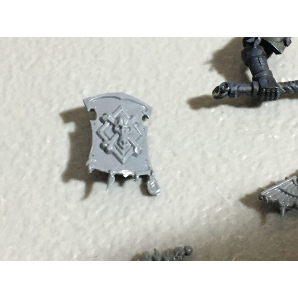 A22559 WARHAMMER 40K SPACE MARINES WOLVES BITS LOT BANNER ACCESSORY SHIELD GW
