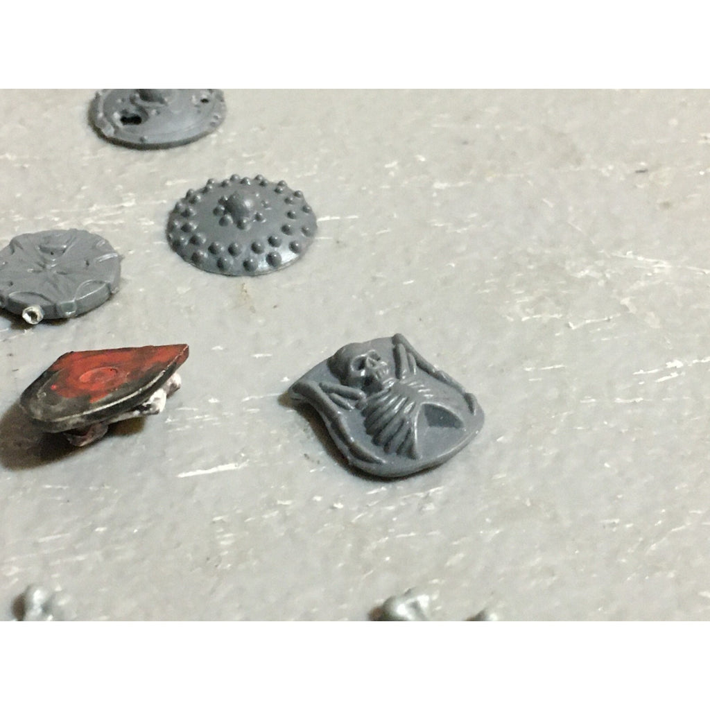 A23459 WARHAMMER FANTASY VAMPIRE COUNTS UNDEAD BITS LOT SHIELDS & ICONS GW