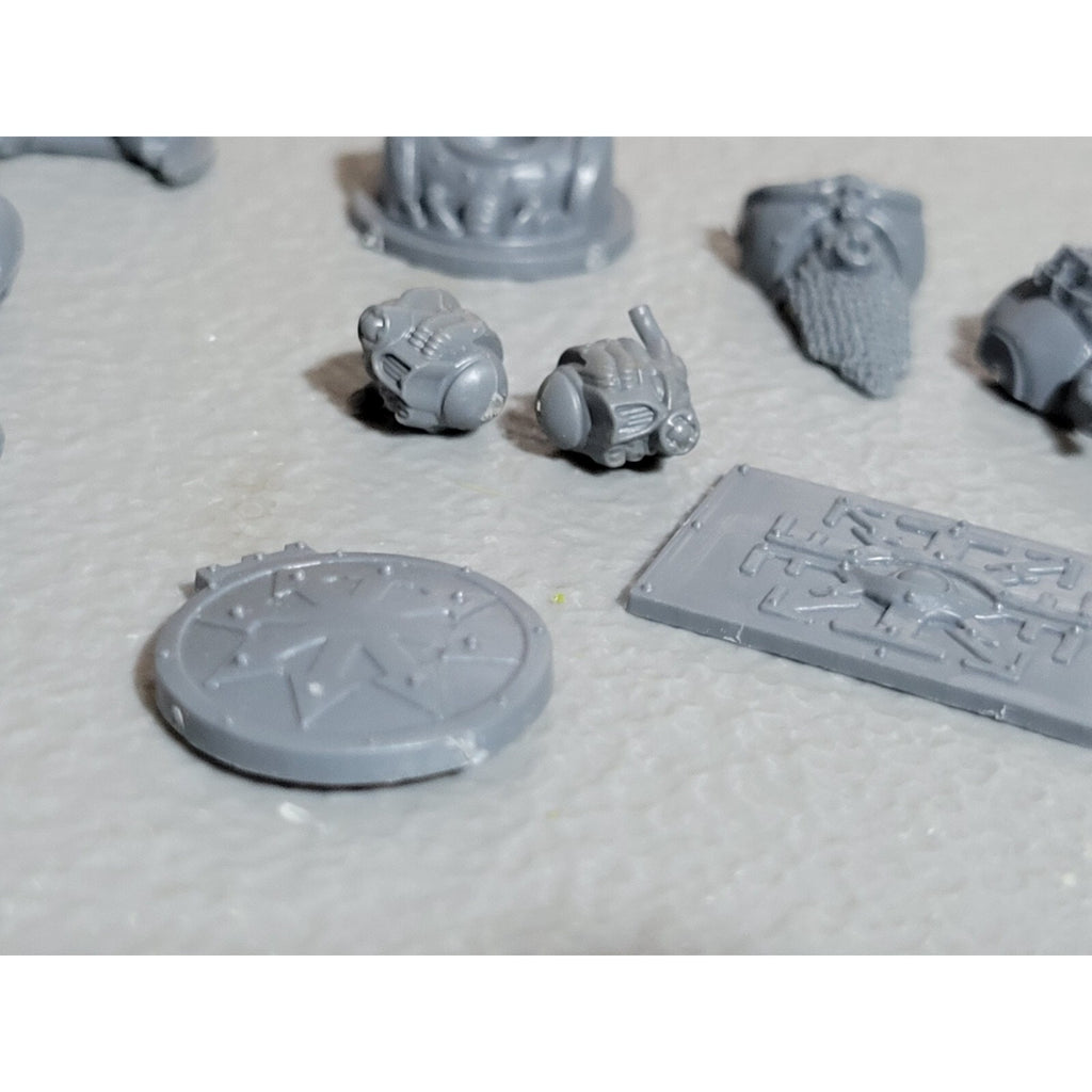 A17960 WARHAMMER 40K CHAOS SPACE MARINES TANK GUNNER BITS LOT