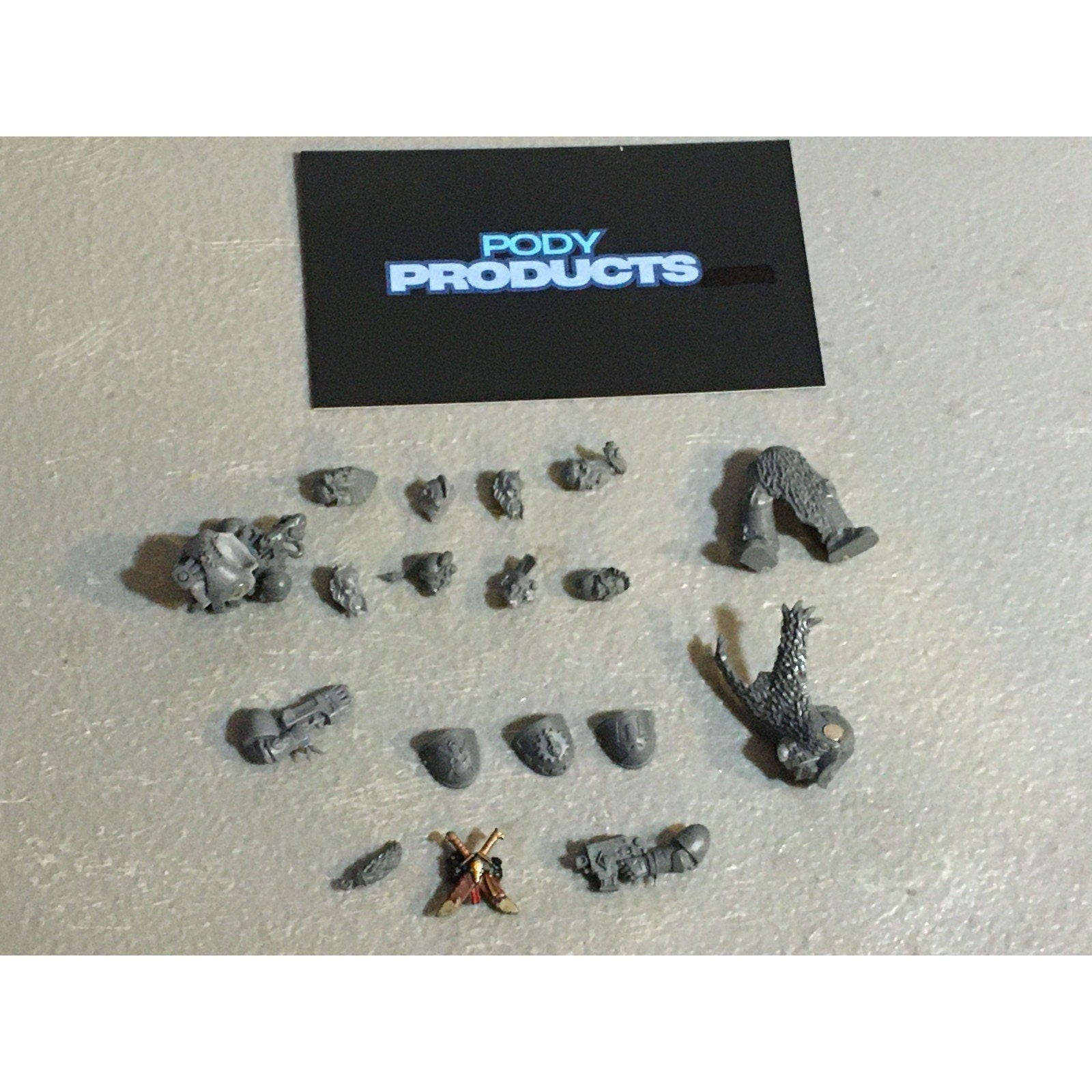 A33578 WARHAMMER 40K SPACE MARINES WOLVES BITS LOT HEAD ARM TORSO GW