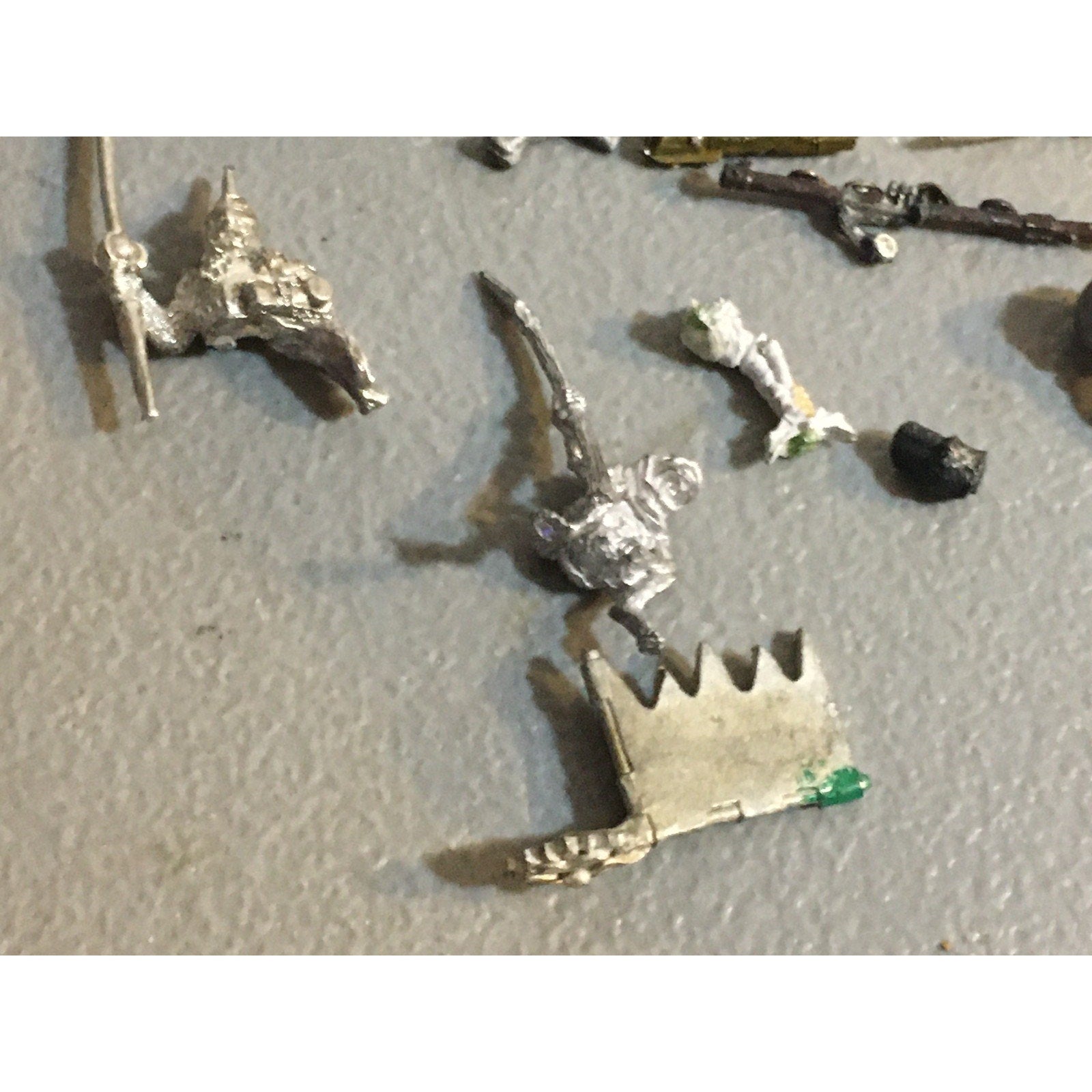 A32592 UNKNOWN MINIATURES METAL BITS LOT REDCOAT KNIGHT ARM WEAPON BANNER