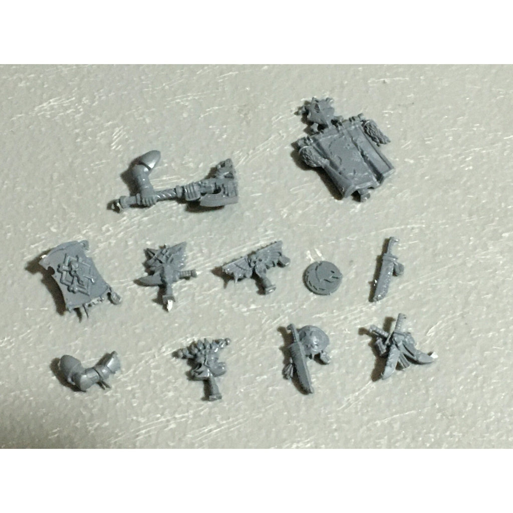 A22560 WARHAMMER 40K SPACE MARINES WOLVES BITS LOT BANNER ACCESSORY SHIELD GW