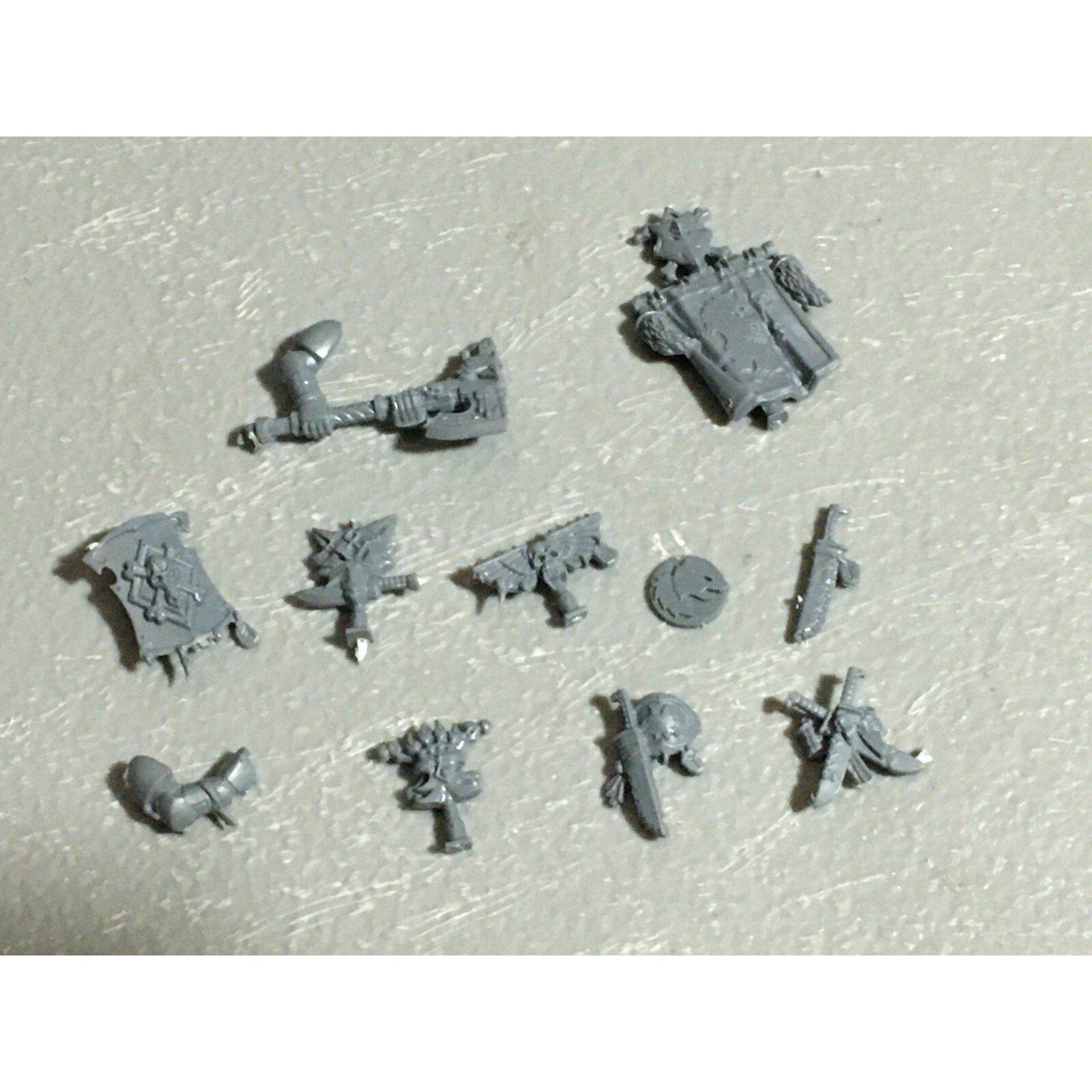 A22560 WARHAMMER 40K SPACE MARINES WOLVES BITS LOT BANNER ACCESSORY SHIELD GW