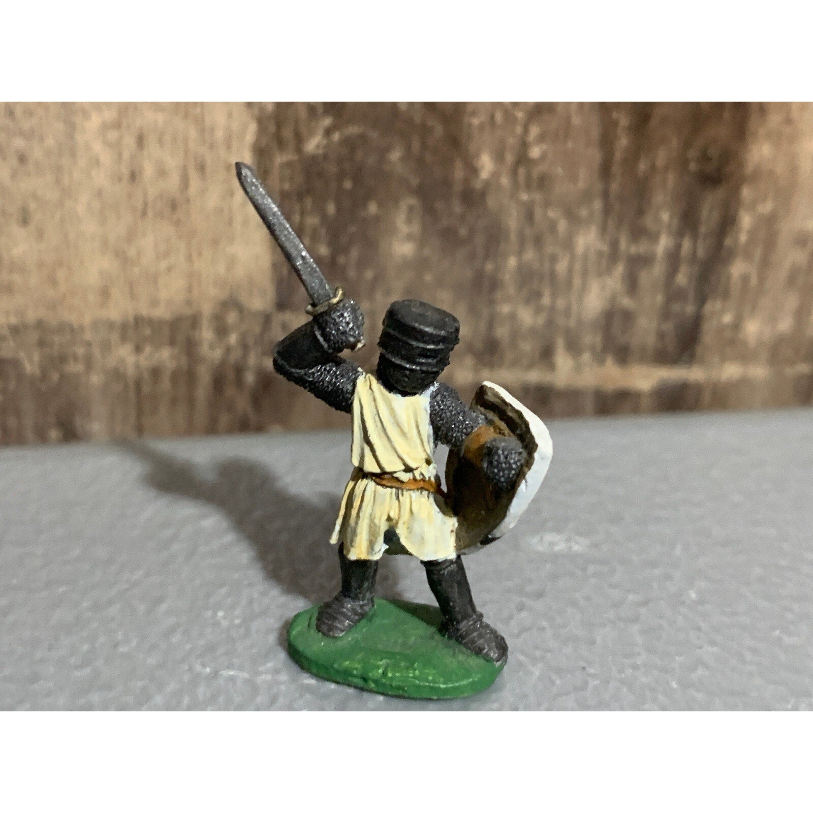 A10015 RAL PARTHA METAL OOP AVALON MAN AT ARMS SWORD RAISED FULL HELM PAINTED