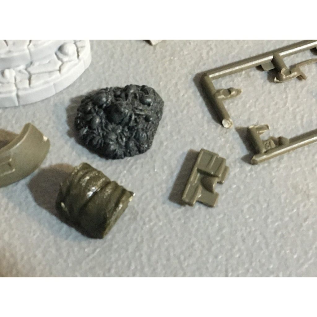 A32572 UNKNOWN MINIATURES PLASTIC MINIATURES LOT TERRAIN ARCH WALL DOORWAY