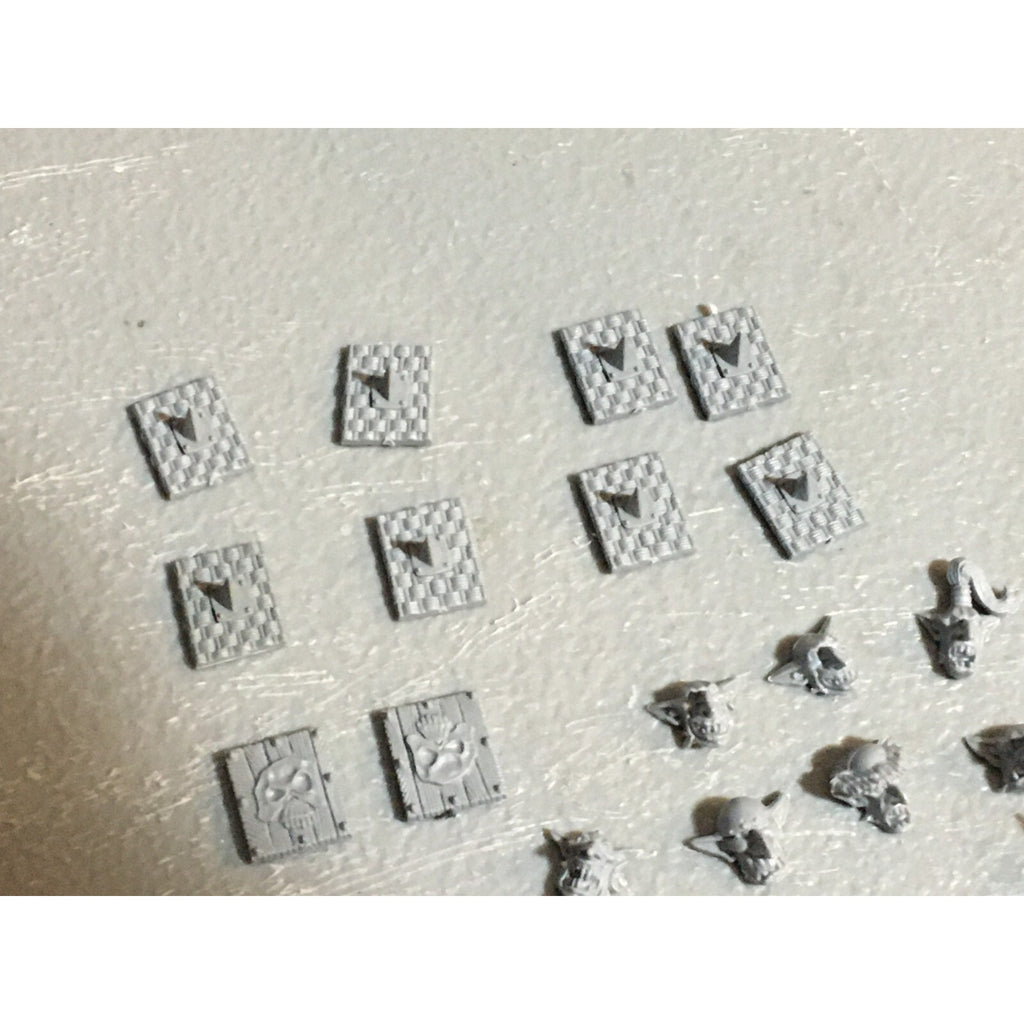 A23395 WARHAMMER FANTASY ORCS & GOBLINS BITS LOT GOBLIN SHIELDS HEADS GW