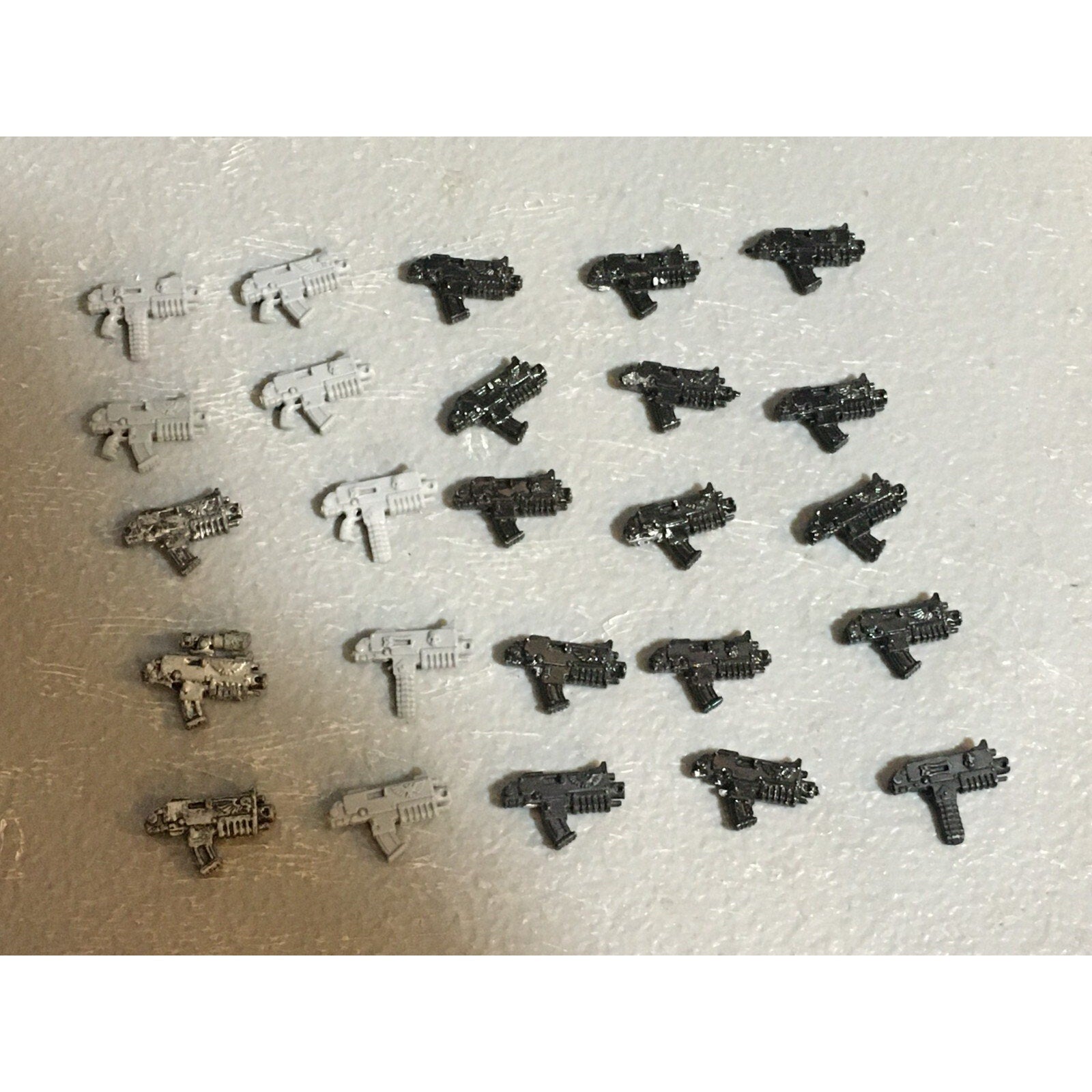 A22959 WARHAMMER 40K SPACE MARINES BITS LOT BOLTERS GAMES WORKSHOP GW