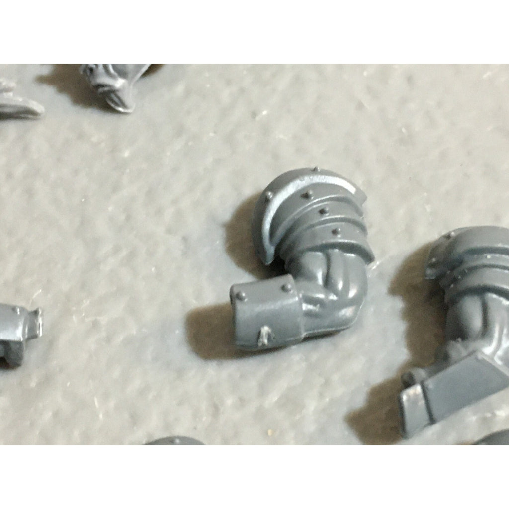 A23234 WARHAMMER FANTASY CHAOS BEASTMEN BITS LOT BESTIGOR ARMS HEADS GW