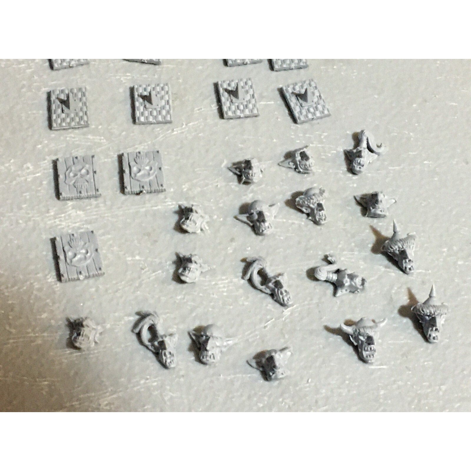 A23395 WARHAMMER FANTASY ORCS & GOBLINS BITS LOT GOBLIN SHIELDS HEADS GW