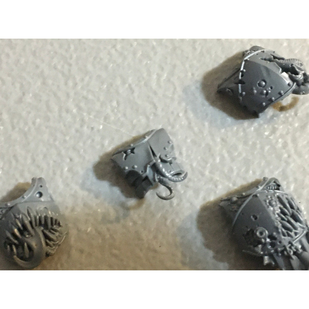 A31439 WARHAMMER 40K DEATH GUARD BITS LOT PLAGUE MARINE CHEST GW CHAOS MARINES