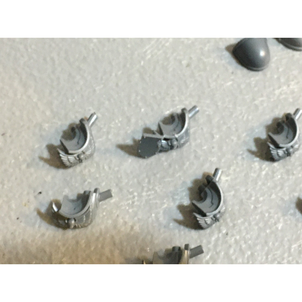 A29448 WARHAMMER 40K SPACE MARINES BITS LOT TORSO PARTS SHOULDER PADS GW