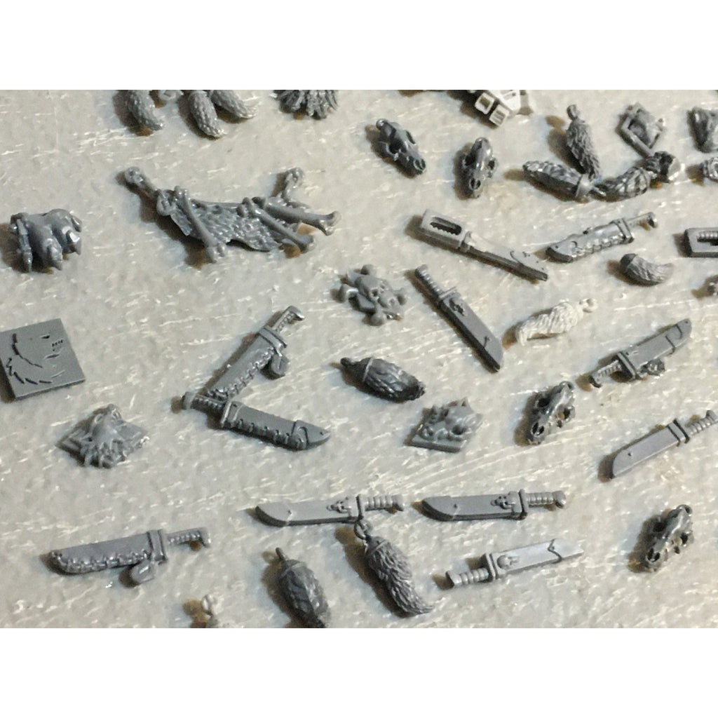 A33592 WARHAMMER 40K SPACE MARINES WOLVES BITS LOT ACCESSORY KNIFE TALISMAN GW