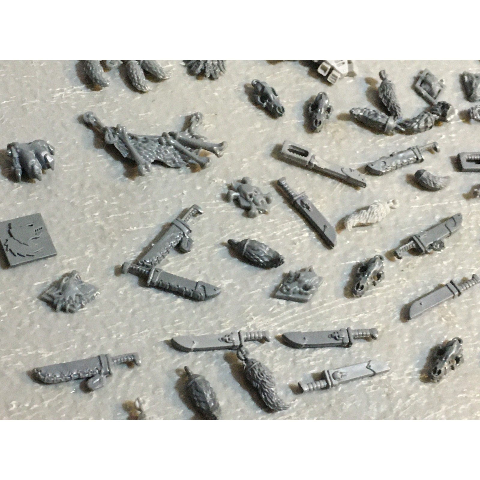 A33592 WARHAMMER 40K SPACE MARINES WOLVES BITS LOT ACCESSORY KNIFE TALISMAN GW