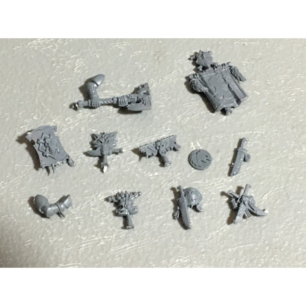 A22560 WARHAMMER 40K SPACE MARINES WOLVES BITS LOT BANNER ACCESSORY SHIELD GW