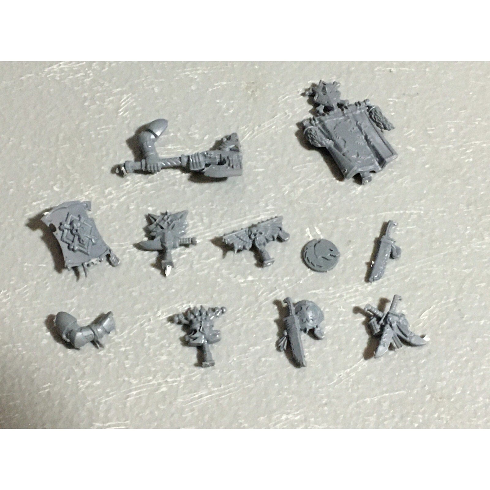A22560 WARHAMMER 40K SPACE MARINES WOLVES BITS LOT BANNER ACCESSORY SHIELD GW