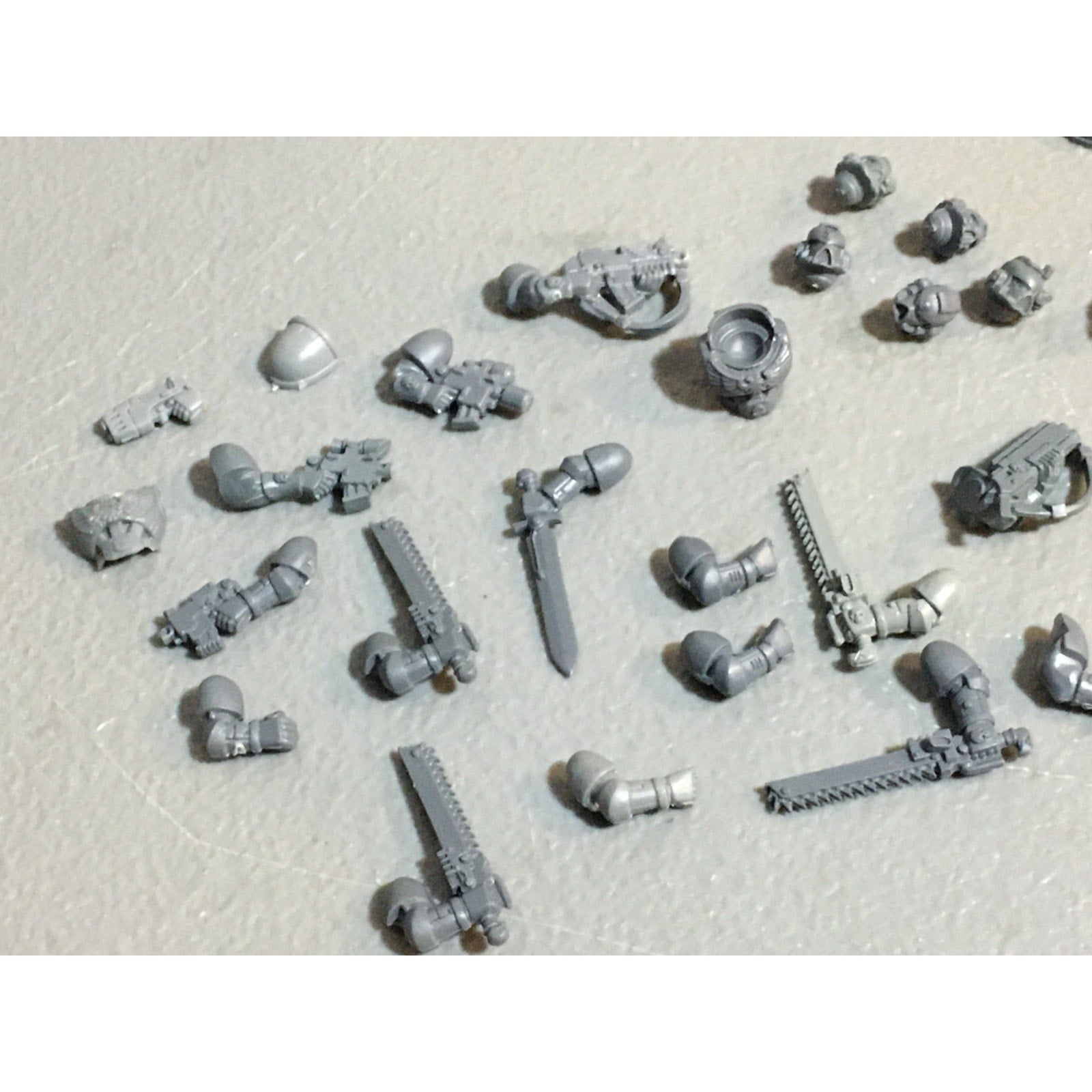 A27488 WARHAMMER 40K SPACE MARINES BITS LOT ARMS HEADS SCOUT GW