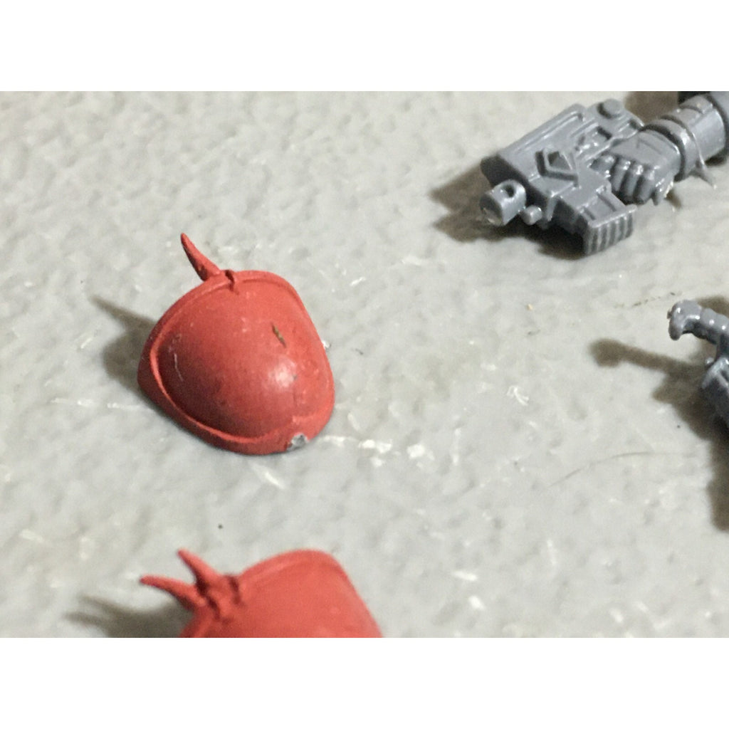 A22562 WARHAMMER 40K SPACE MARINES WOLVES BITS LOT BANNER ACCESSORY PISTOL GW
