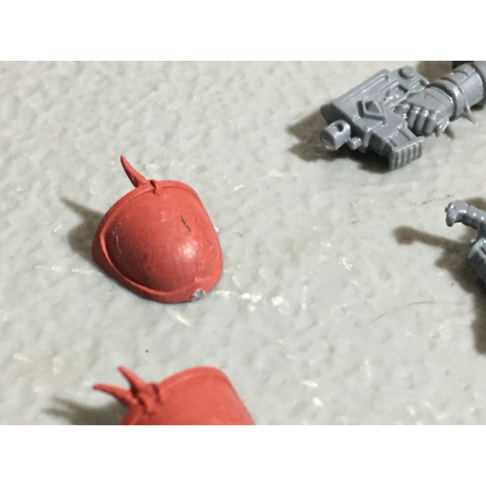 A22562 WARHAMMER 40K SPACE MARINES WOLVES BITS LOT BANNER ACCESSORY PISTOL GW