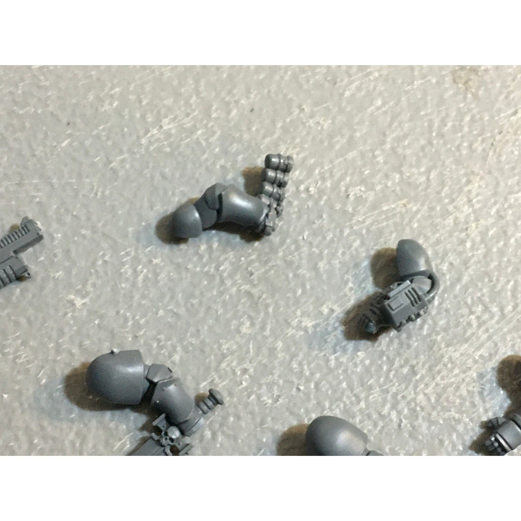 A29392 WARHAMMER 40K SPACE MARINES PRIMARIS BITS LOT ARMS PISTOL HEAVY SWORD GW